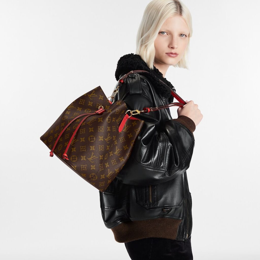 louis-vuitton-néonoé-mm-monogram-canvas-handbags--M44021_PM1_Cropped worn view